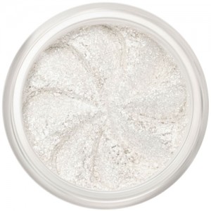 White sparkle in a natural loose mineral powder formulation.