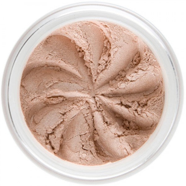 Pink-beige shimmer in a natural loose mineral powder formulation